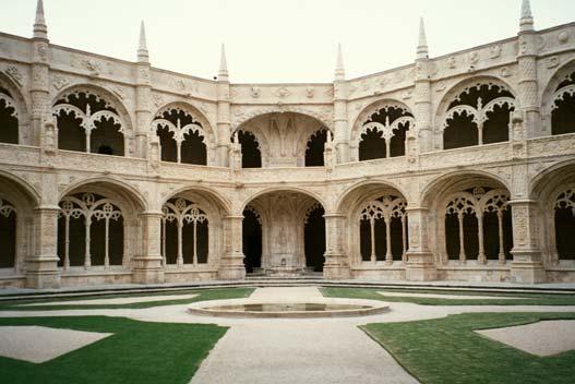 A norte da igreja, o claustro estabelece a ligação com as dependências monacais. Planta quadrada de dois pisos, desenvolve-se em duas galerias sobrepostas e pátio em quadra ajardinado. Fig. 3.