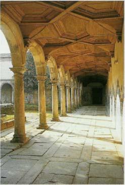 O Claustro do Cemitério evolui em dois andares, o inferior composto por arcadas de volta perfeita assentes em colunas toscanas, formando nove tramos e, em cada ala do piso superior, quatro janelas de
