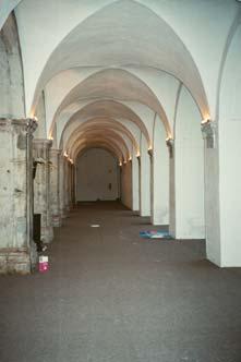O claustro, de dois pisos, é integralmente de cantaria de mármore actualmente coberto por uma estrutura metálica.