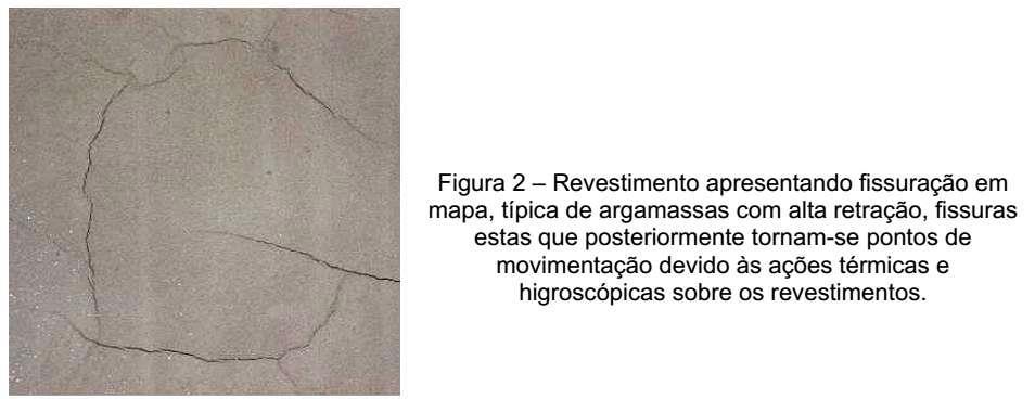 Fissuras A fissuração agrega uma perda de resistência mecânica ao revestimento e um ponto