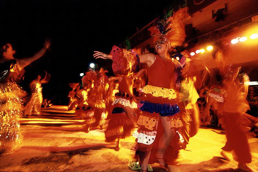 VIDA NOTURNA EM ISLA MUJERES Isla Mujeres não é precisamente um lugar de muita festa durante a noite, pois há poucas casas noturnas, mas é possível encontrar lugares agradáveis e animados perto do