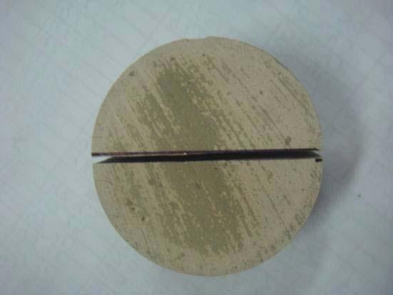 Figura 4.69 Corpo-de-prova de (a) pasta de cimento e (b) argamassa com fibras após ensaio de compressão diametral.