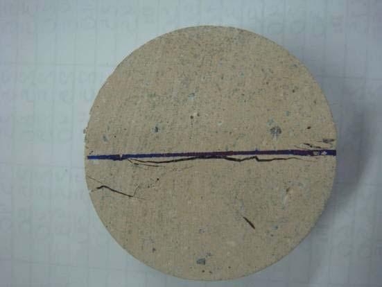 No entanto, os corpos-de-prova de argamassa com fibras ao romperem não se partiam, mas uma fissura marcante atravessava o material compósito.