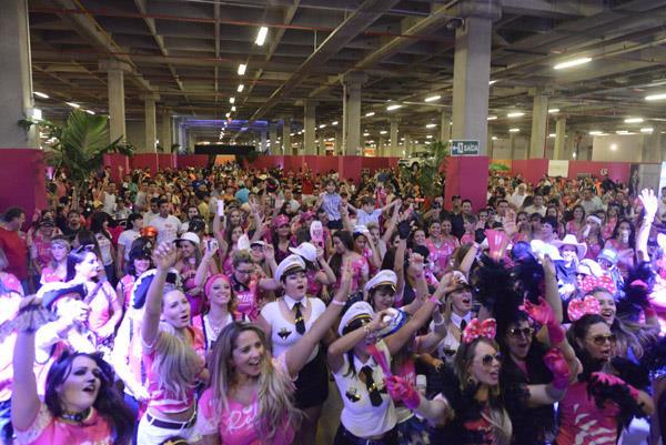 500 camisetas das equipes participantes; Marca no pórtico de