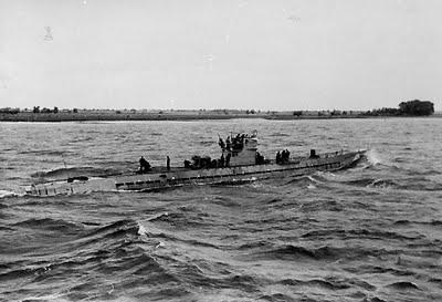 26 Figura 2 - O submarino alemão U-507, que afundou cinco embarcações brasileiras e vitimou cerca de 600 pessoas. Fonte: Museu Histórico Nacional.