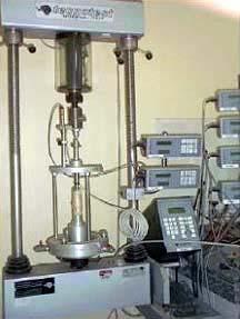 Ensaio Triaxial esquema r F = Força deviatórica