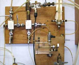 63 3.2.3.2. Aplicação das Pressões de Ar e Água A aplicação da pressão de ar na câmara de compressão é feita através de ar comprimido gerado por compressores presentes no laboratório.