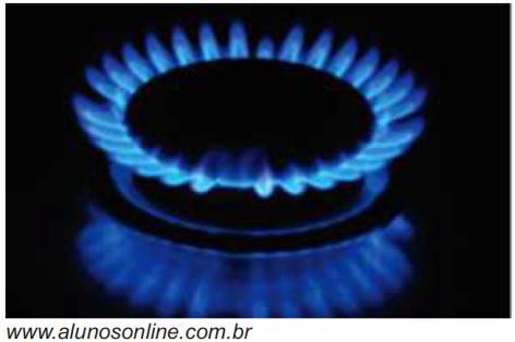 A massa da amostra mais leve, em gramas, corresponde a: a) 250 b) 300 c) 500 d) 600 Questão 07 - (UniCESUMAR SP/2016) Por meio da queima de gás de cozinha (GLP), cujo calor de combustão é