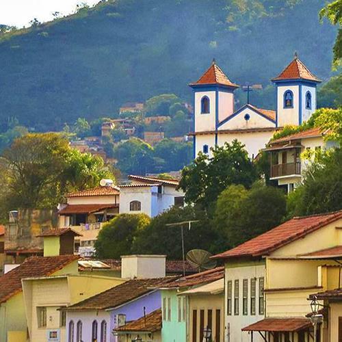 de Minas Gerais; o Museu Histórico Abílio Barreto, localizado em um casarão secular remanescente do período em que Belo Horizonte ainda era conhecida como Arraial do Curral Del Rey; a Praça do Papa,