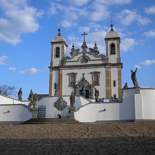 Embora tenham fachadas modestas de taipa e de madeira, a Capela de Nossa Senhora do Ó e a Matriz de Nossa Senhora da Conceição exibem no interior a riqueza do barroco.