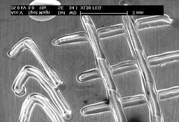 Figura 3 Litografia à direita e microlitografia à esquerda sobre placa de vidro metálico à base de Pd utilizando o processo