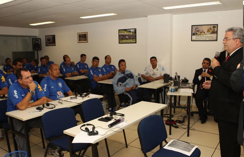 COMISSÃO DE ARBITRAGEM Relacionar e convocar os árbitros. Escalar a arbitragem.