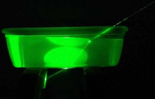 Figura 9: Foto da luz de um laser atravessando uma bacia com água.