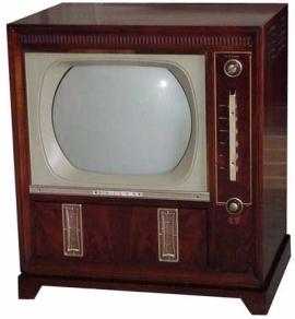 Figura 1: Televisão CRT dos anos 50 b) Televisão LCD (Liquid Crystal Display) A tecnologia LCD apareceu nos anos 70 em visores de aparelhos digitais como os despertadores, os relógios de pulso,