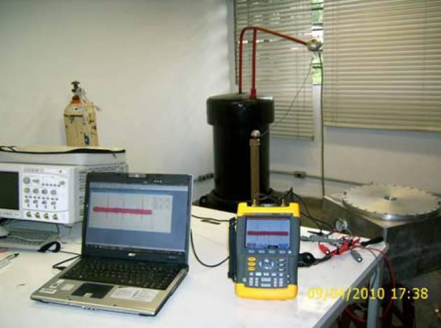 Utilizando-se essa montagem experimental, diferentes configurações de eletrodos, sob gás SF6 pressurizado, foram testadas. As Fig.