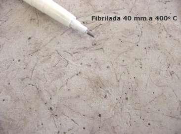 Figura 31 Canais deixados pelas fibras de polipropileno fibriladas após a exposição do concreto a temperaturas de 400 o C (NINCE, 2007)