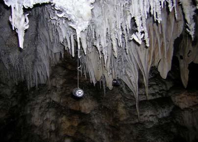 Alberigi & Pecequilo. Níveis de radônio em cavernas do Parque Estadual Turístico.. 45% de água), em banho-maria a 70ºC sob agitação constante, durante um período de 2 horas (César & Franco, 1986).