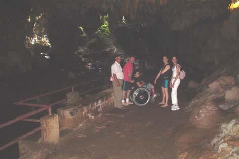 Todo o desenvolvimento da cavidade encontra-se sob penumbra e nos salões há iluminação artificial móvel (lanternas em tripés). Fotografia 7: Escadaria de acesso a Caverna do Diabo. Jovenil F.