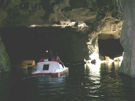 Fotografia 8: Visitação no interior da Caverna do Diabo. Jovenil F. de Souza, dez. de 2006.