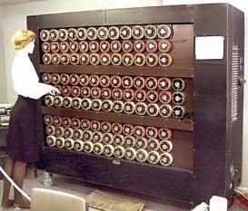 Berço da computação Alan Turing, Inglaterra, 1935 Formalizou o conceito de algoritmo Máquina de Turing