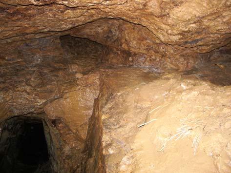 PARAGEM 5. Galerias Descrição geológica As galerias correspondem a escavações subterrâneas efectuadas para a prospecção e/ou exploração de recursos minerais como, por exemplo, o ouro.