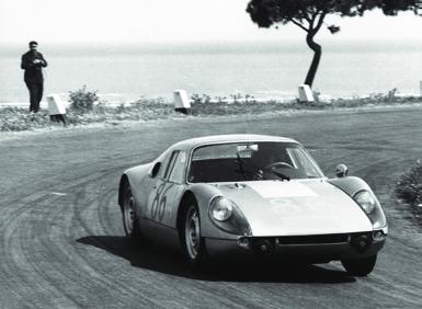 A partir do alto: parada de box de Maglioli durante a Targa Florio de 1956; o começo de uma nova era: Davis/Pucci levam o 904 GTS à