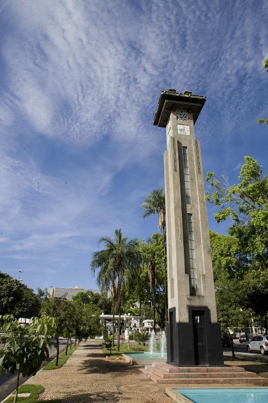 Localizada no centro do Estado, foi planejada e construída para ser a capital política e administrativa de Goiás sob influência da Marcha para o