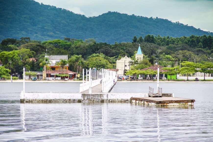 mais se destaca, é um cartão-postal da cidade localizada as margens da Baía da Babitonga, o Museu Histórico, foi construído no final do século XIX para abrigar a Câmara de Vereadores e a cadeia