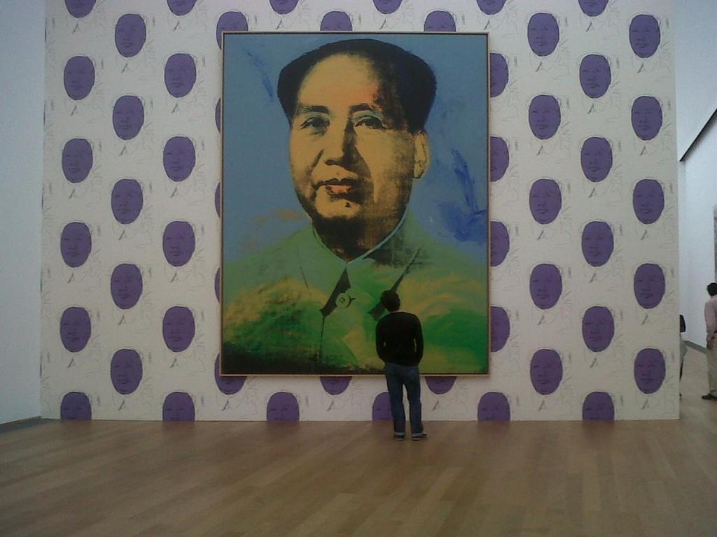 50 é possível ver o ser do que é; é no desinteresse kantiano que o mundo em comum se faz presente. Ilustração 12 Mao, por Andy Warhol, no Hamburger Bahnhof Museum für Gegenwart. Berlin.