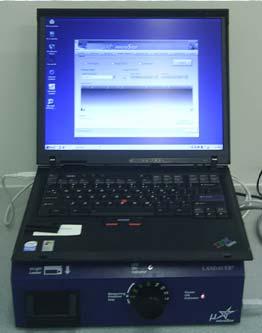 Figura 1.2. Sistema dosimétrico microstar estudado: composto pela leitora microstar da empresa Landauer e computador contendo software de leitura.