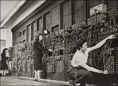 Eniac (Eletronic Numeric Integrator and Calculator): Projeto iniciado em 1943 e liderado por J. Presper e John Mauchly.