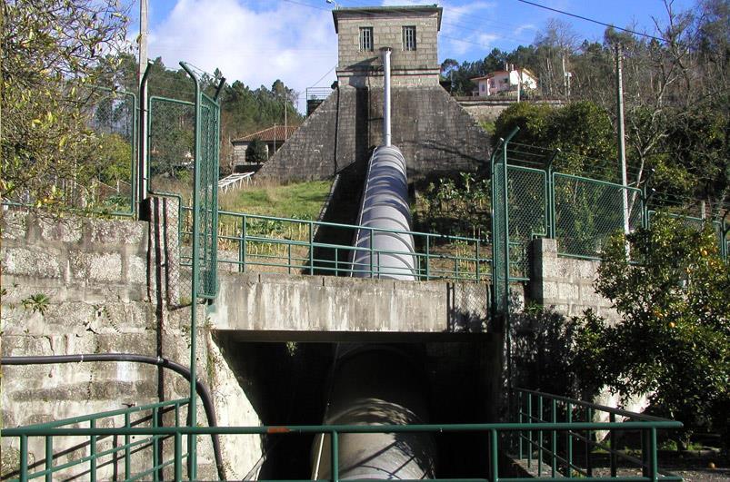 3.1.9 Ponte da Esperança O aproveitamento hidroelétrico de Ponte da Esperança localiza-se no concelho de Póvoa do Lanhoso, no distrito de Braga, no rio Ave, a jusante do aproveitamento do Guilhofrei