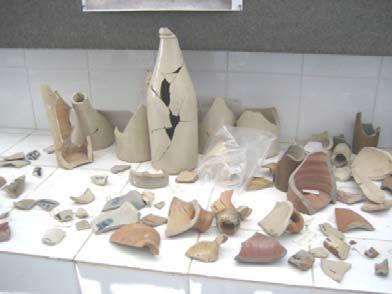 No Laboratório de Arqueologia da UFPE estão guardados os artefatos encontrados na pesquisa arqueológica. A remontagem de peças é feita sempre que é possível.