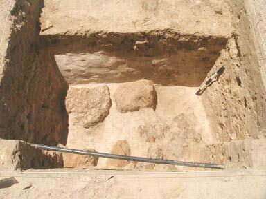 Posteriormente, duas paredes em forma de L foram encontradas do lado esquerdo de quem entra na fortificação e provavelmente eram restos de outro quartel.