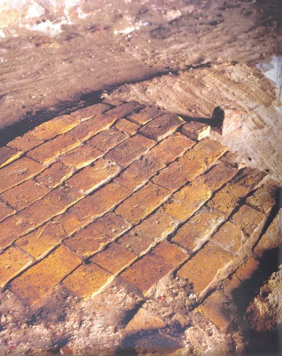 FOTO 73 RESTOS DE PISO. Fonte: GALINDO; MENEZES, 2003, pág. 20. O piso que se observa na foto é composto por tijolos holandeses amarelos.