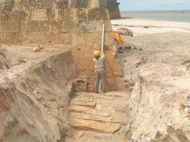 Para a localização do fosso, foram removidas também toneladas de areia.