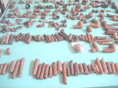 D - Material de fumo: existem cachimbos vermelhos e cachimbos claros, holandeses em grande quantidade, alguns antropomorfos. FOTO 103 CACHIMBOS.