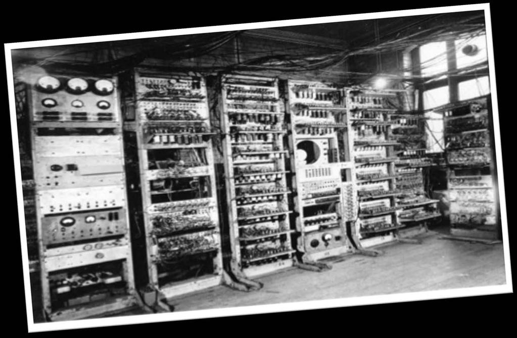 Em 1939 iniciou-se a construção de uma máquina eletromecânica, Harvard Mark I, que ocupava cerca de 120m 2 e era muito barulhenta.