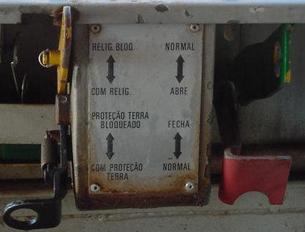 Vide Figura 2. 4.2.2.2. Retirar placa de alerta de restrição operativa do equipamento. Bloqueio do Figura 2 Religador SEV. 4.3. Religadores KFE 4.3.1.