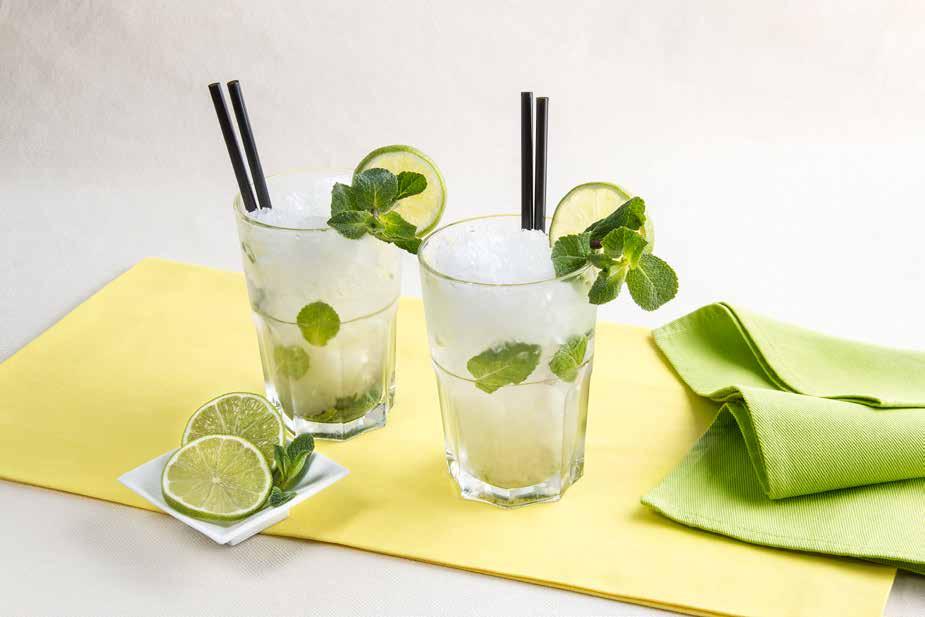 MOJITO Ingredientes: Rum branco cubano 2/3 copos Sumo de lima fresco ½ copo Folhas