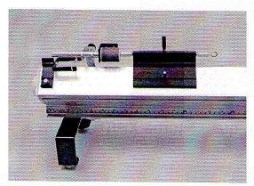 2. Comparando a montagem do equipamento para MRU com a montagem do equipamento para o MRUV, o acionamento do cronômetro ocorre na chave liga-desliga.