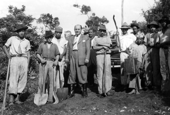 Figura 1: Drº José da Cunha, advogado e fazendeiro, em foto com seus empregados, fazenda Marajó, estrada Guaiapó, acervo Patrimônio Histórico Maringá, década de 40.