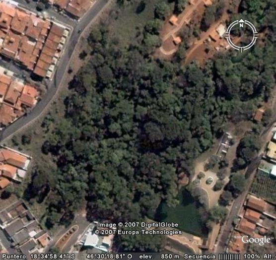 Figura 2 Imagem aérea do remanescente de mata de galeria no Parque Municipal do Mocambo em Patos de Minas, MG.