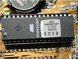 BIOS Quando o computador é ligado, o processador executa instruções da memória ROM (Read Only Memory). A ROM preserva o conteúdo quando o computador é desligado.