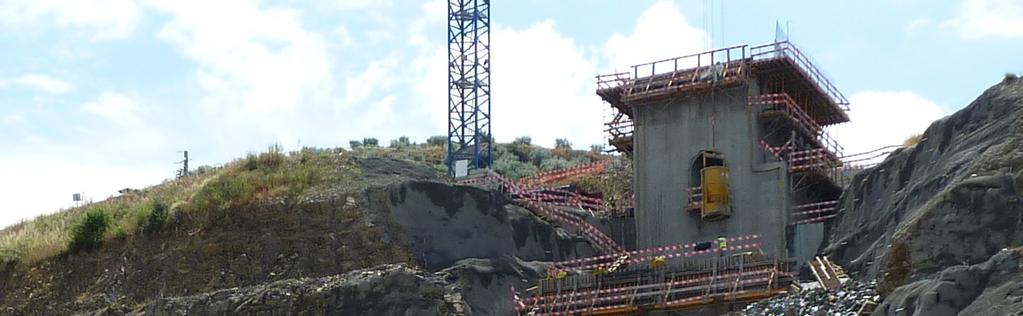 margem direita e um valor máximo de 32,9º na margem esquerda) e a posição lateral do canal de desvio provisório na margem esquerda, que obrigaria sempre à betonagem de alguns blocos em