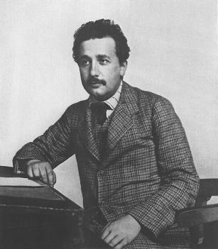Einstein e seus postulados Albert Einstein (1879-1955) nasceu em Ulm na Alemanha, e cresceu em Munique.