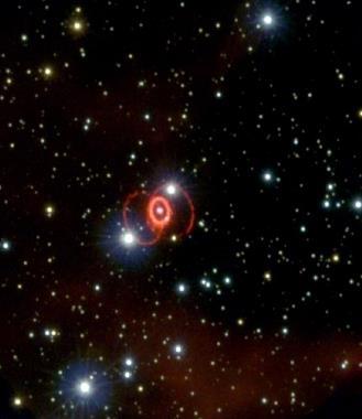 Outro modo de medir a distância até as galáxias, em especial a GNM, é através da luz emitida por supernovas. Uma dessas supernovas foi a 1987 A. Figura 4.2.