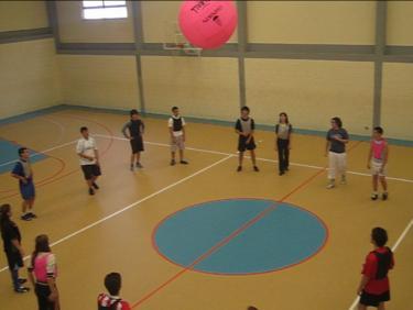 Controlo da bola Exercício Forma de Organização a) Formar 1 círculo, cada com uma bola.