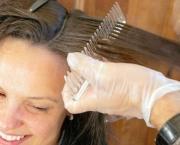Passo 3: Separe seu Cabelo em Mechas Agora você deve separar todo o cabelo em mechas grandes. Prenda as suas mechas com piranhas para cabelo ou presilhas, como preferir.