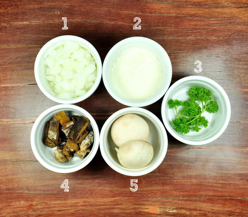 1) 1 cebola média cortada em cubinhos; 2) 125g de creme de leite fresco; 3) 1 colher de sopa de salsinha picada; 4) 25g de funghi secchi; 5) 250g de champignon fresco;